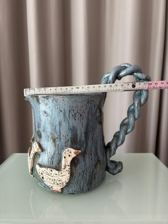 Keramische kan met gevlochten handvat en reliëffiguren, Decoratieve objecten, Keramiek, Blauw, Rustic (foto 10 van 11)
