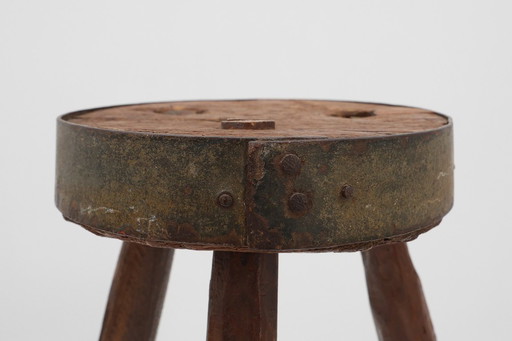 Sgabello francese brutalista a treppiede in rovere massiccio con bordo in metallo, 1850