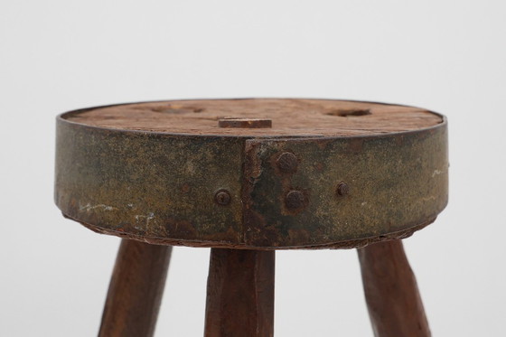 Image 1 of Sgabello francese brutalista a treppiede in rovere massiccio con bordo in metallo, 1850