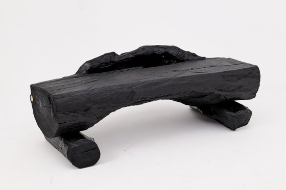 Image 1 of Bank van massief verkoold hout van Logniture – een organisch, modern en sculpturaal zitmeubel.