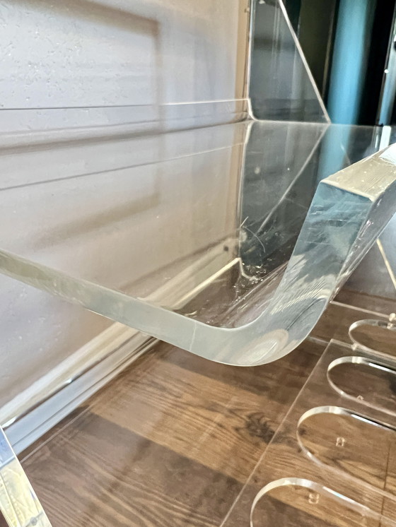 Image 1 of Chariot de service Space Age/Atomic Age des années 70 en verre Lucite/acrylique sur roulettes chromées avec 5 compartiments à bo