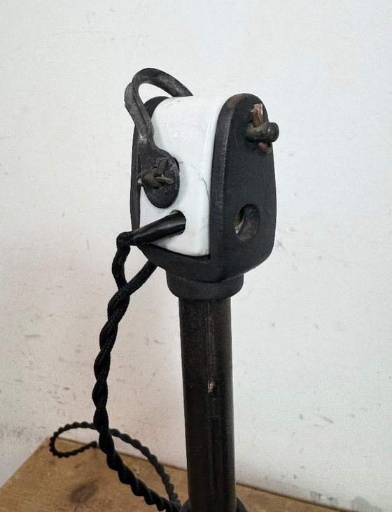 Image 1 of Industriële zwarte emaille fabriekslamp met porseleinen bovenkant, jaren 50