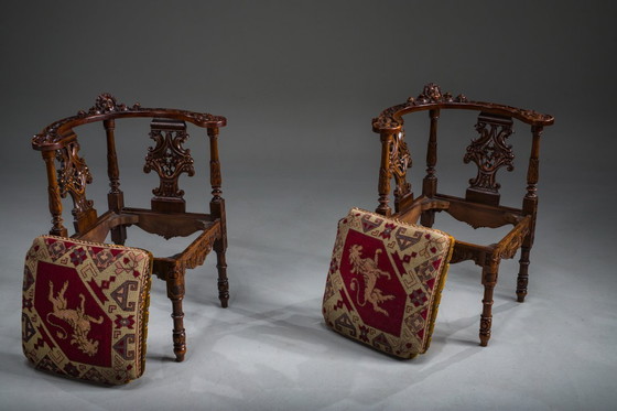 Image 1 of Italienische Eckstühle im Stil der Renaissance des 19. Jahrhunderts aus geschnitztem Nussbaumholz, 2er-Set