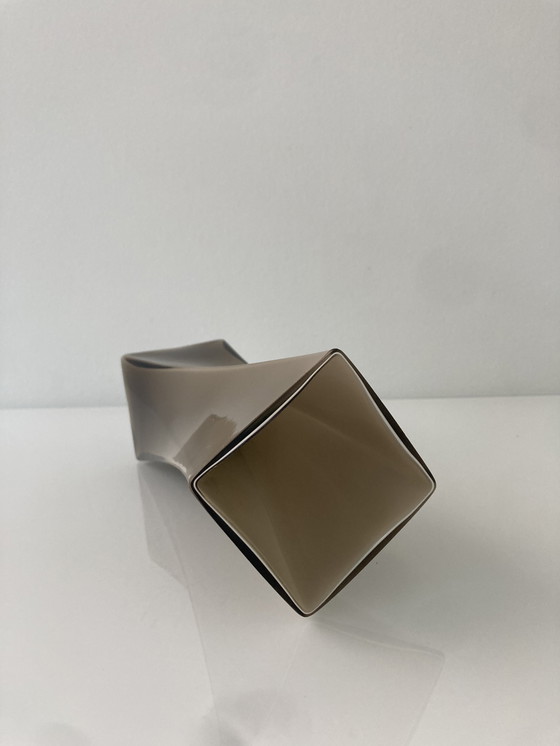 Image 1 of Getordeerd vaasje van bruin rookglas