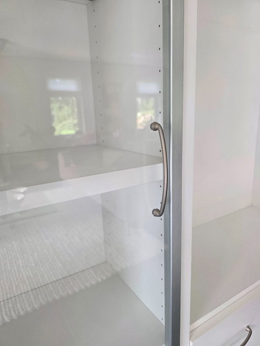 Modularer weißer Wandschrank