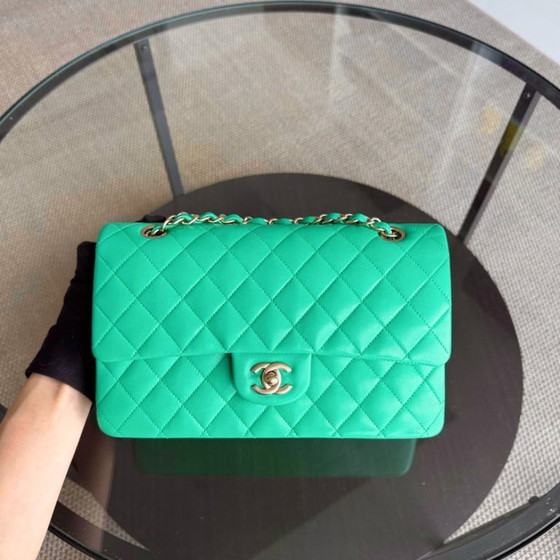 Image 1 of Borsa Chanel Classic Flap Medium - 25 cm in pelle di agnello trapuntata verde con finiture dorate, serie 18