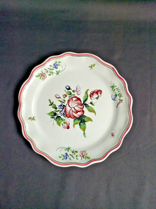 Fayence-Teller aus dem Osten Lunéville. Handgemaltes Blumendekor.