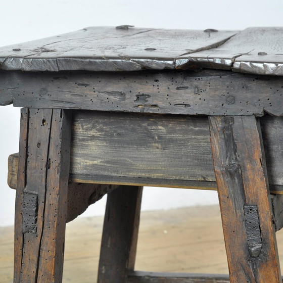 Image 1 of Mesita auxiliar española de roble, siglo XVIII.