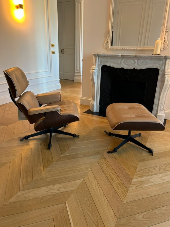 Vitra Eames Lounge Chair & Ottoman Nieuw – Klassiek Model – Notenhout en Premium Oker Leer (Verzegeld) (photo 4 of 15)