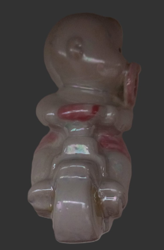 Image 1 of Lüsterware-Figur aus der Mitte des 20. Jahrhunderts – Baby auf Dreirad – Davis & Freeman (Japan/USA)