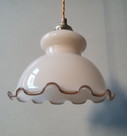 Vintage kleine glazen hanglamp met decoratie rand in bruintint. 
