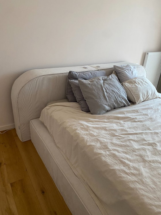 Image 1 of Beige Bed met Koffer Beige Ribfluweel 180x200cm