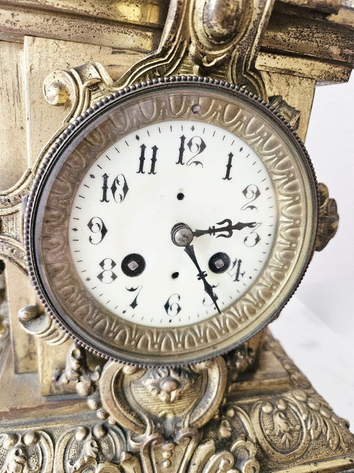Grote Napoleon III-klok uit de 19e eeuw, 45 cm, 8 kg, brons en tin, met leeuwen en bustes, compleet met sleutel
