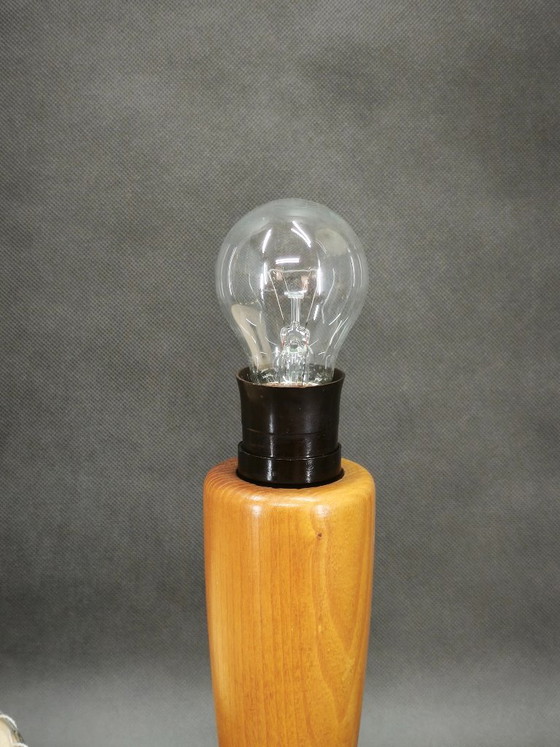 Lampe de table trépied en bois style « ère spatiale » des années 1960 avec abat-jour d'origine, – Wood (photo 6 of 10)