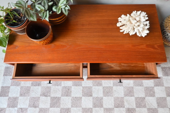 Image 1 of Vintage Lowboard Met Lades – Tijdloos Design