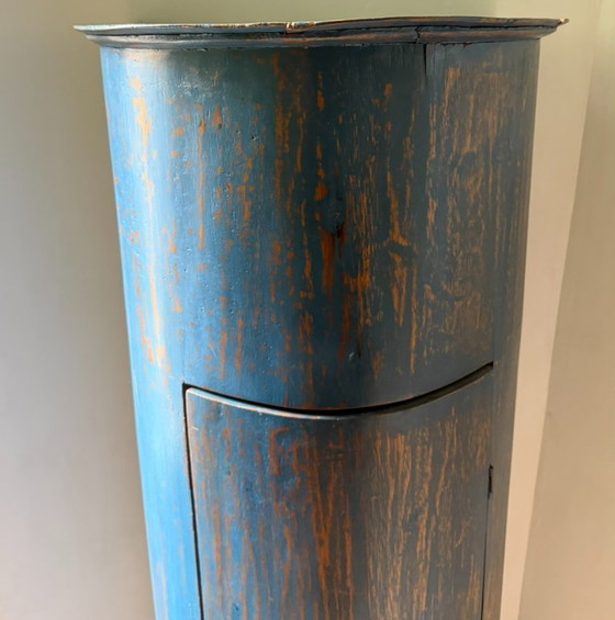 Antique Bow-Front Corner Cabinet in Original Blue Paint, 18th/19th Century – Kasten, Wood (photo 12 of 16)