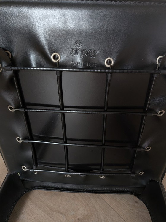 4 vintage Arper Italiaanse eetkamerstoelen uit de jaren 80/90, bekleed met zwart hard leer (in de stijl van (photo 8 of 22)
