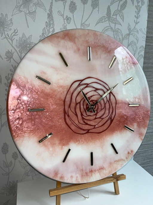 Exclusieve wandklok van epoxyhars