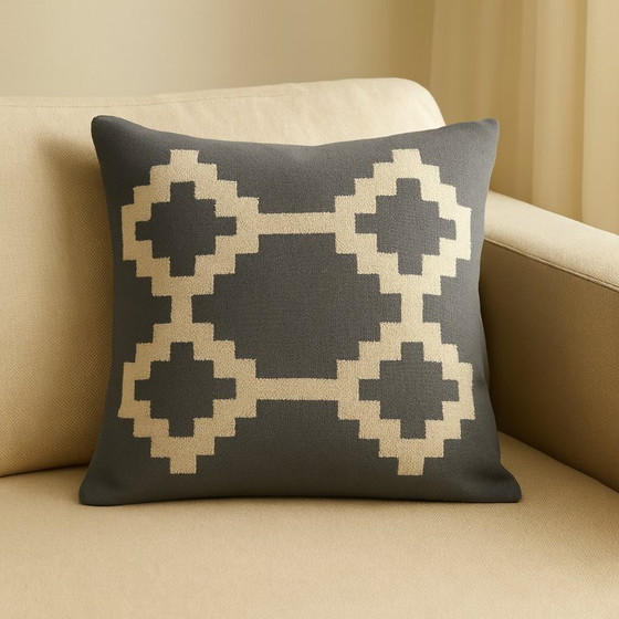 Image 1 of Funda de cojín de lana egipcia hecha a mano “Senon” – 40×40 cm – Gris y crema – Con cremallera – No incluye cojín interior