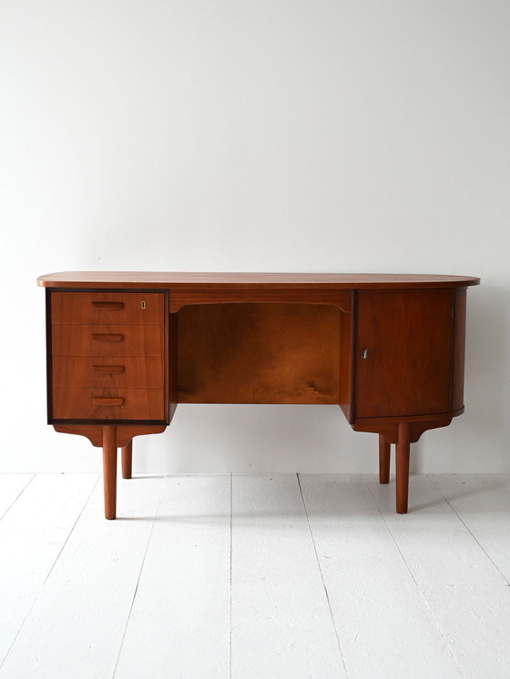 Image 1 of Bureau scandinave ovale en teck des années 1960