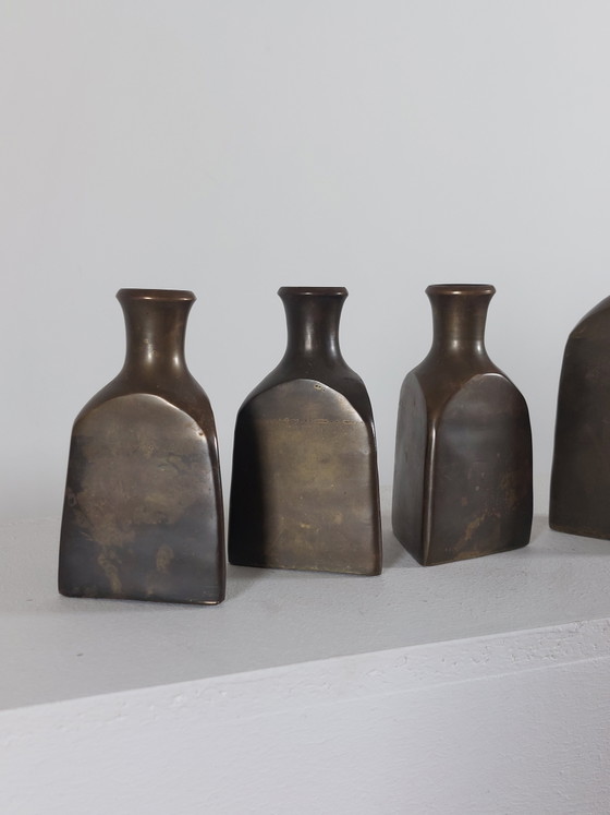 Image 1 of Kwintet van vier driehoekige messing vazen ​​met patina-afwerking.