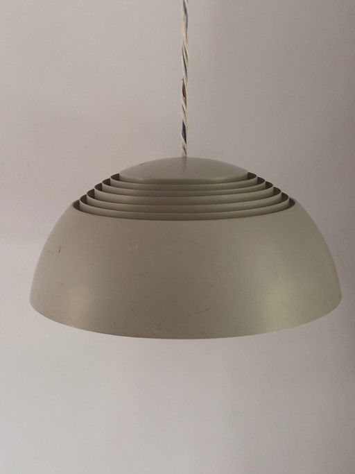 Lampada a sospensione AJ Royal di Arne Jacobsen per Louis Poulsen, 1957, alluminio laccato grigio, design scandinavo,