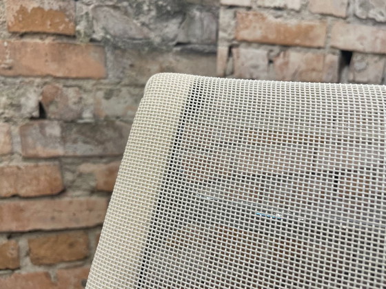 Vitra EA 107 – Wit Netweave Chroom | Charles & Ray Eames – Vergaderstoel, Textile, Aluminium (photo 9 of 17)