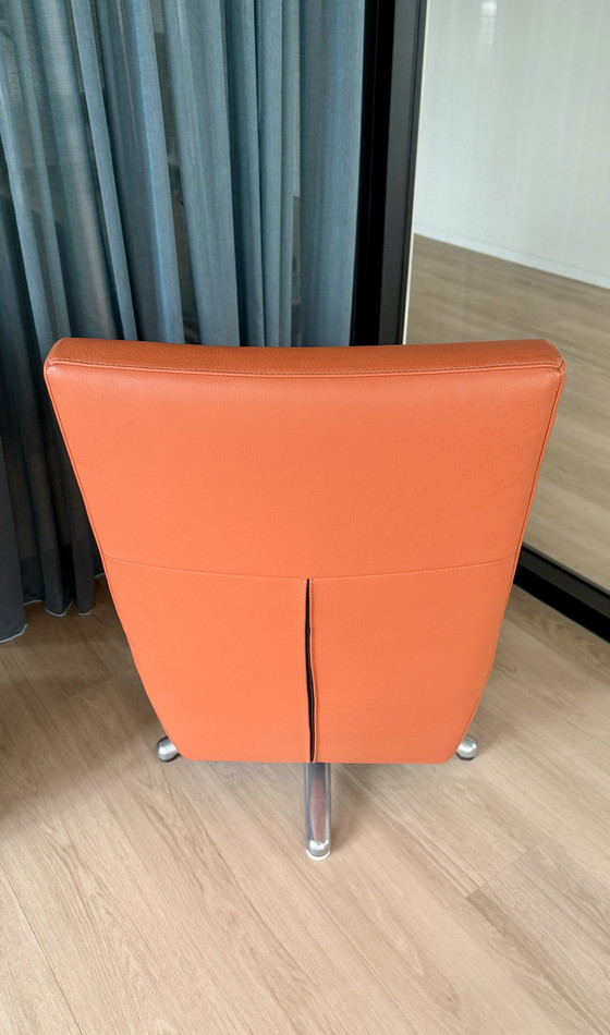 Image 1 of Fauteuil pivotant orange en cuir