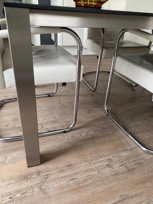 Leolux stoelen en eetaffel