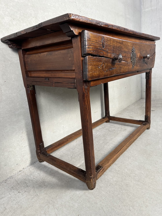 Image 1 of Table d'appoint coloniale espagnole ancienne