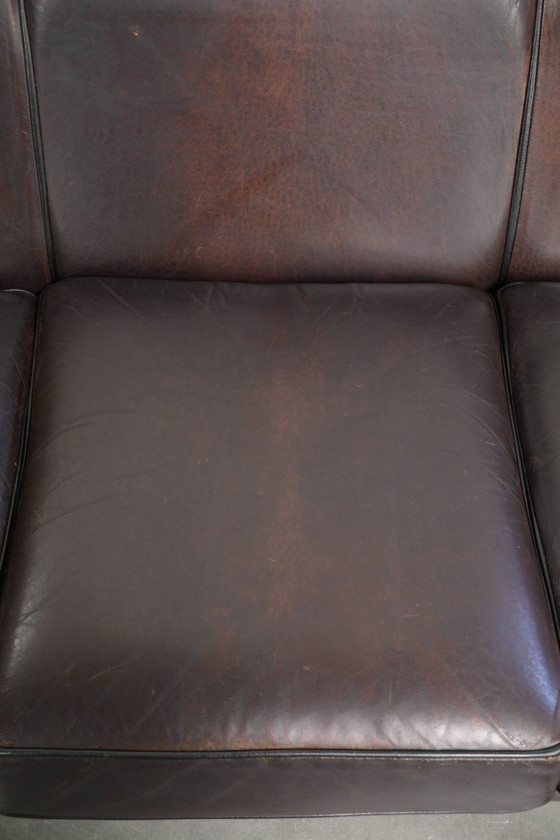 Prachtige set van een schapenleren bankstel samen met zijn bijpassende clubfauteuil met een luxe voorkomen (photo 16 of 22)
