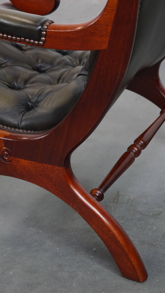 Image 1 of Poltrona Chesterfield inglese in pelle di mucca verde con legno