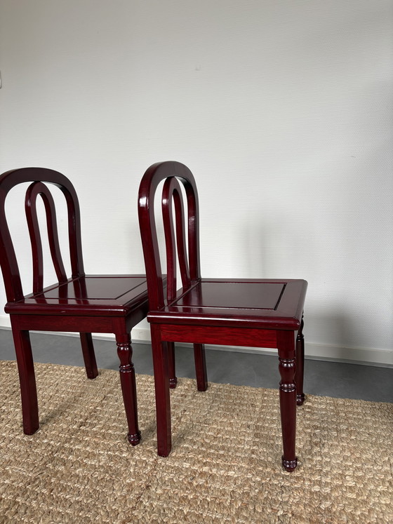 Image 1 of Ensemble vintage/antique de chaises d'enfant chinoises en bois laqué rouge vin, hauteur 72 cm