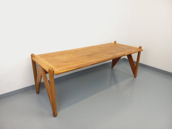 Image 1 of Grote rechthoekige vintage brutalistische tafel van massief eikenhout uit de jaren 60 en 70.