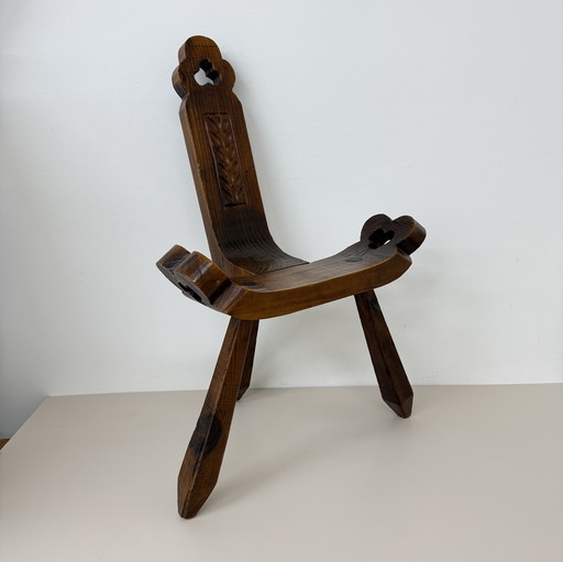 Chaise tripode espagnole brutaliste en chêne sculpté à la main, 1970