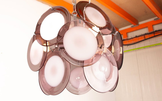 Image 1 of Lampadario “Space Age” composto da 15 pendenti in vetro di Murano rosa e bianco, modello “Disc” di Gino Vistosi 1970.