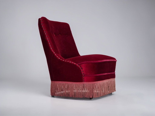 Fauteuil danois des années 1960, revêtement d'origine en velours rouge, pieds en bois de hêtre.