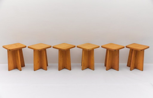 Conjunto de 6 taburetes de roble al estilo de Pierre Chapo, Francia, años 60