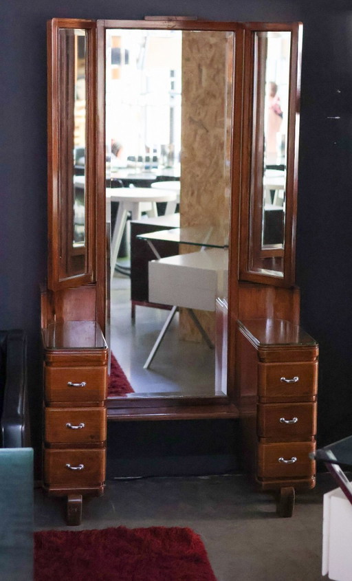 Coiffeuse avec grand miroir taillé et deux miroirs latéraux pivotants provenant d'un intérieur spécial !