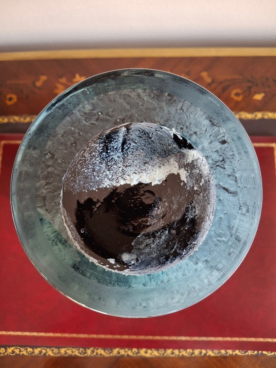 Image 1 of Grote rolvaas van geblazen glas met gespikkelde grijs/paarse camaieu-decoratie