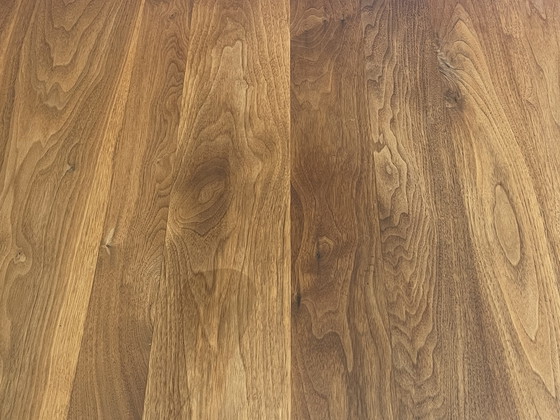 Image 1 of Couchtisch Sapura Nussbaum massiv