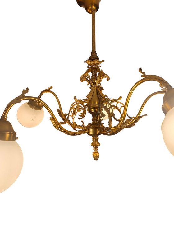 Image 1 of Große Messing-Hängeleuchte im Hollywood-Regency-Stil – 5-flammig mit Opalglas (Ø ca. 92 cm)