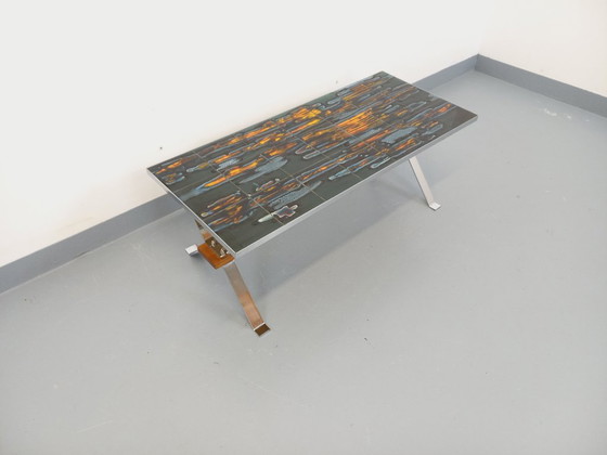 Image 1 of Vintage salontafel uit de jaren 60 en 70 van keramiek, verchroomd metaal en hout.