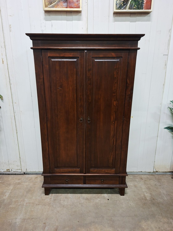 Image 1 of Credenza coloniale con 3 ripiani, dimensioni 110x45cm e altezza 185cm.