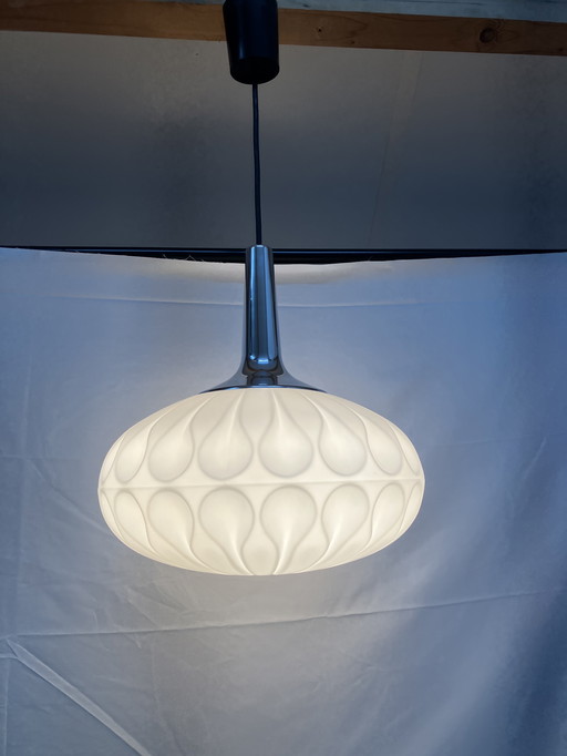 Vintage opaline designer hanglamp van Peill & Putzler 1960