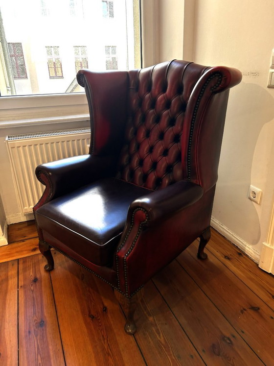 Originele Chesterfield fauteuil met oorleuningen – leer, vintage, Engeland – Leather, Wood (photo 2 of 5)