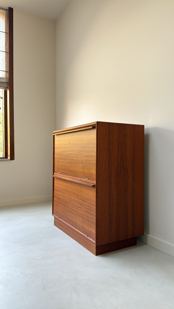 Image 1 of Armario danés antiguo de madera de teca con puertas