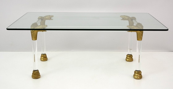 Image 1 of Mesa de centro italiana de mediados de siglo de metacrilato y latón con detalles en forma de cabeza de serpiente, década de 1970