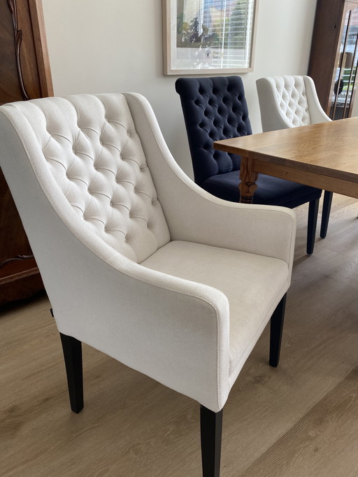 Goossens: 6 upholstered variable dining chairs in 3 colors.