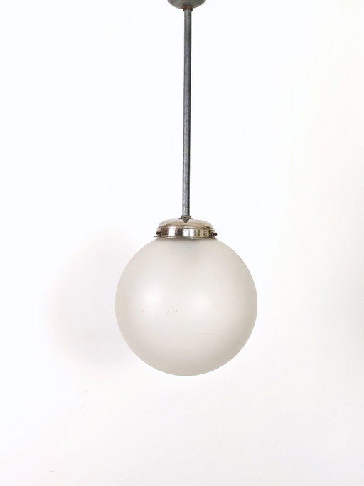 Hanglamp in Bauhaus-stijl uit het midden van de 20e eeuw / Vintage industriële schoollamp / Minimalistische bol van mat glas